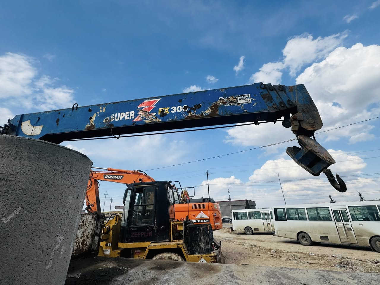 کرێن ٣تەن٣سلایت مۆدیل ١٩٩٦گیر مەکینە ئکسل بە شارت زۆر خاوێنە ٦تایە نوێ /رەقەم موبایل/***********
