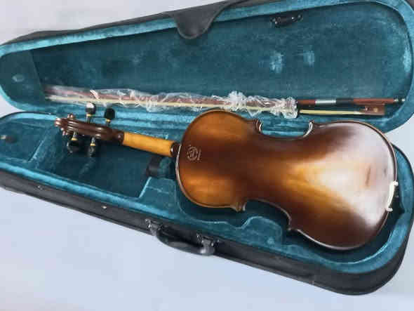 كمان للبيع سعرة 125 الف دينار  الكمان ماركة ومحفور بظهر الكمان اسم الماركة مو تجاري كل اجزاءه من الخشب حجمه 4/4  هذا رقمي وبي واتساب *********** مكاني بغداد/البياع (يوجد توصيل باجور)
