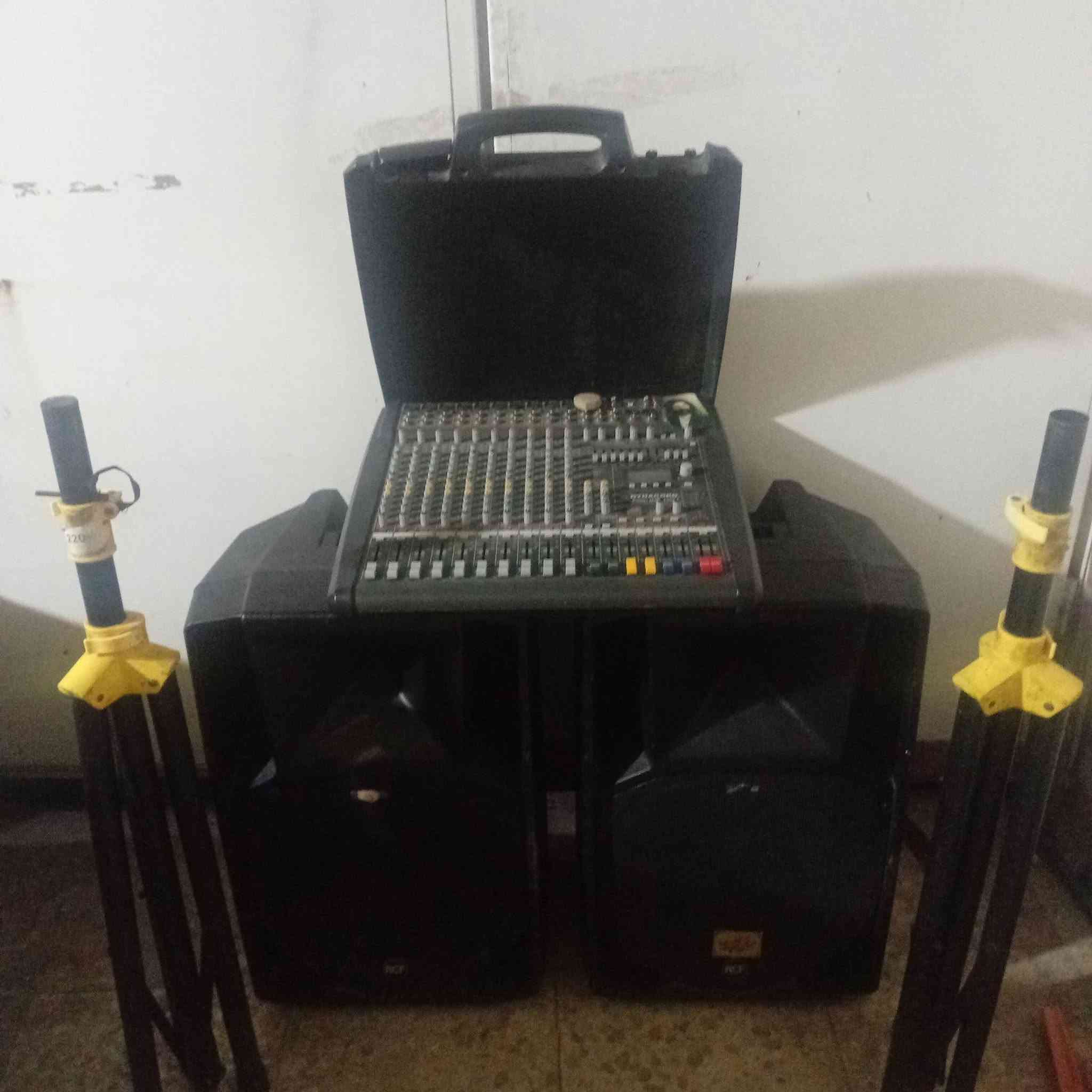 من رخصة الادمن المحترم.
منضومه للبيع كامله جاهزه 
داينكورد 1000 باور نظيف امتياز 
زوج RCF 735 باور وليس كهربائي، تجميع شركة  RCF، شي مرتب ونظيفات فقط كشرهن مشخط، 
مع ستاندات وسوفتات كامله 
مع مايك جاسكو 2000 نظيف مرتب 
ومايك شور. 
ومايكات 2 صيني 
مع جميع وايراتهن 

بغداد الكاظميه المقدسه 
***********
قفلهن 1.250.000 مليون وميتين وخمسين 
بيهن مجال جدا بسيط.
