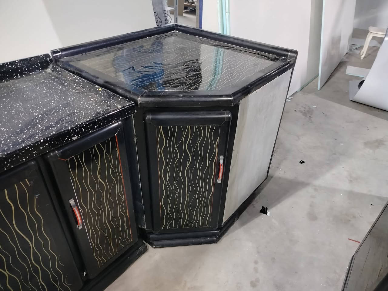 كاونتر المنيوم 7قطع نضيف جدا سنك مرمر اصلي عنوان موصل حي الوليد الشارع الرئيسي هاتف ***********
