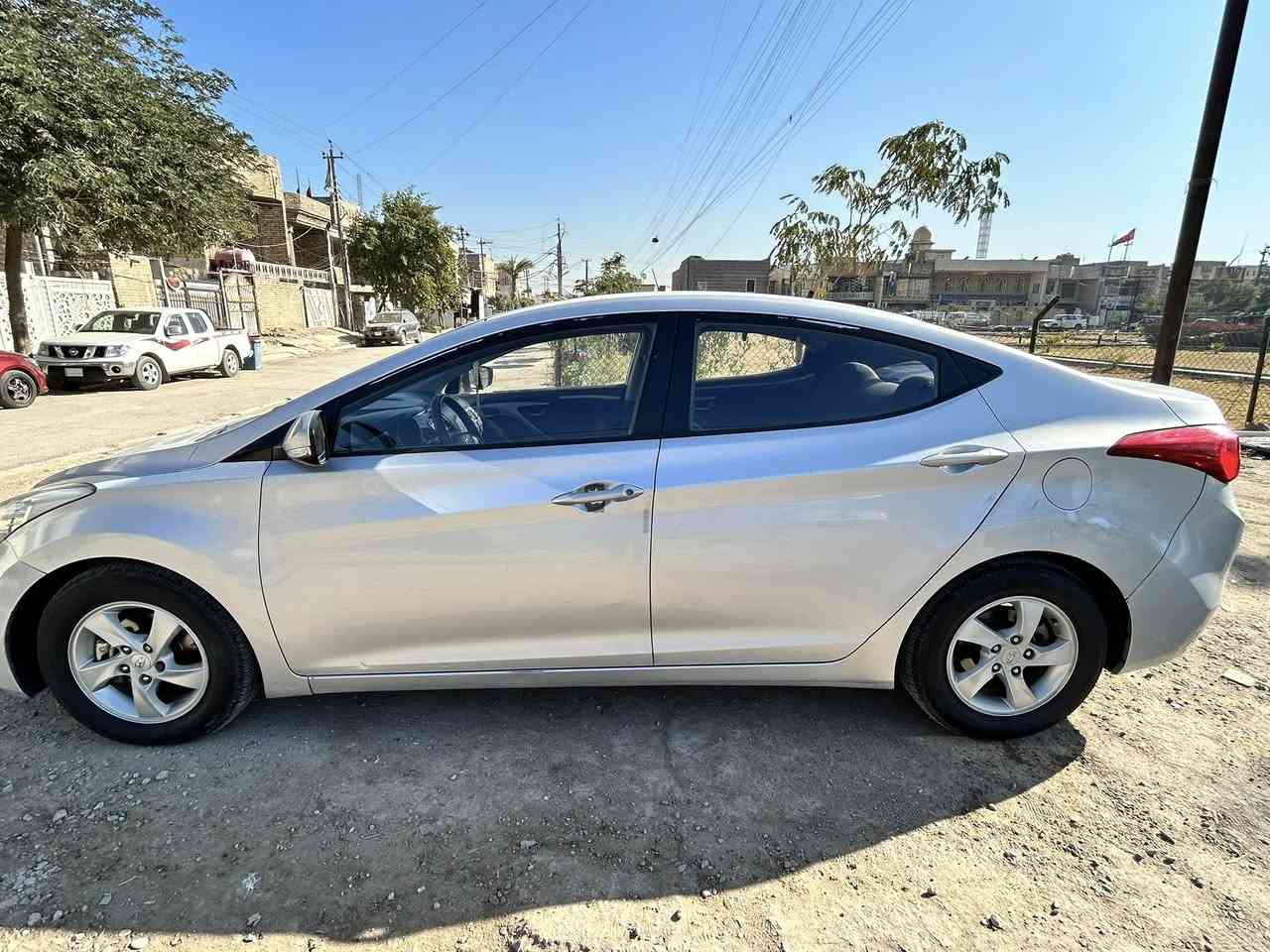 السلام عليكم 
سيارة هونداي أفانتي
مشروع وطني تتحول بأي دائرة بغداد بالحسينية مثلا 
رقمها واسط والسيارة باسمي تحويل ثاني يوم 
 موديل 2014 محرك GDI 1600 وارد كوري 
مكفولة كفالة عامة كير و محرك وشاصي
 عده بس بيها صبغ بالجاملغ الخلفي سبب طخة صارت بالهلال (هنا بالعراق)
 بدون دواخل و السيارة نظيفة كلش تخم تاير جديد وباتري جديد و هذا سونارها  
السعر 105 بي مجال بسيط جدا
مكان السيارة بغداد
رقم تلفون 
*********** 
***********(واتساب مراسله فقط)
