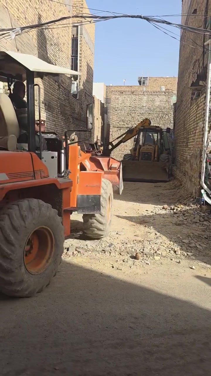 🏗️ على بركة الله.. انطلاق العمل في موقعنا الجديد!

​يسرنا أن نعلن عن بدء الأعمال الأولية وتجهيز الموقع لأحدث مشاريعنا التجارية في الديوانية_قضاءالحمزةالشرقي في #شارع_الهوى.
 خطواتنا تبدأ دائماً بدقة وتخطيط عالي لضمان أعلى معايير الجودة والمتانة من الأساسات وحتى اللمسات الأخيرة.
​حالياً، نعمل على تهيئة الأرض، أعمال التسوية، وتجهيز الموقع لدخول الآليات والمواد، تمهيداً للمراحل القادمة من الحفر والصب.
​نعدكم بالتميز في التنفيذ والالتزام بالمواصفات الهندسية الدقيقة كما عودناكم دائماً.
​تابعونا لمواكبة مراحل تقدم العمل أولاً بأول! 🔨📐

م. ماجد منصور 
***********

​#هندسة_مدنية #مشاريع_سكنية #إعمار #تجهيز_الموقع #ثقة_وجودة
