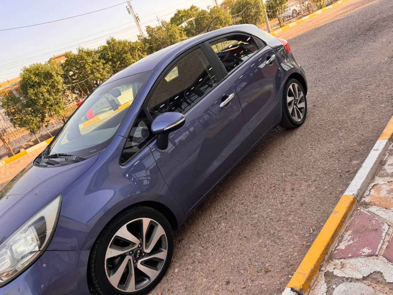 سلام عليكم كيا ريو موديل 2016 خليجي فول مواصفات بصمه فتحه محرك 1600 دوش رقم بغداد بااسمي تحويل مباشر السياره ماشيه 67 الف فقط بعدها جديده استخدام بيت مابيها نقص محرك كير مكفولات لافتح ولاتبديل شرط تبريد مكفول السياره انطخت عدنه بل باب خلف السايق وتبدلت بوحده شركه اصليه اصليه مو تجاري 
سعر السياره 105$ بيها مجال للشراي 
مكان السياره بغداد السيديه
رحمه لوالديك اتصال فقط فيس ماجاوب تريد رصيد تريد واتساب ***********
