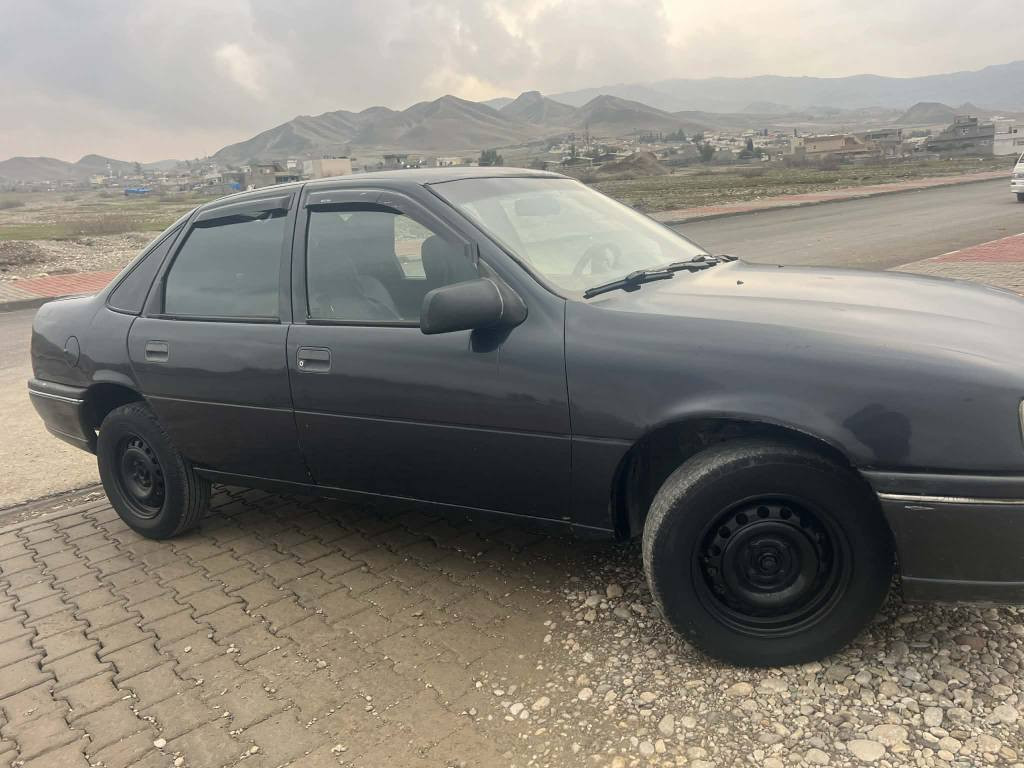 ئؤپل مودئل 1993 كورة كراوة بؤ جواني وةرگةرة و موس بة شةرت بةناو كردن بة شةرت چوار تاية تازا لة ژيرةية بةس بة دةنةي پيشي گؤرةوة سةيارةكة مالي دؤستة مةكينة لؤكي بؤ بةسترةوة 1993 و مةكينة 20 ئيفرؤي مةزبووتة سعري 31 وةرقة و مةجةلئك برايانة. 
شوئن: تةق تةق 
ژم.***********
*********** أربيل, العراق
