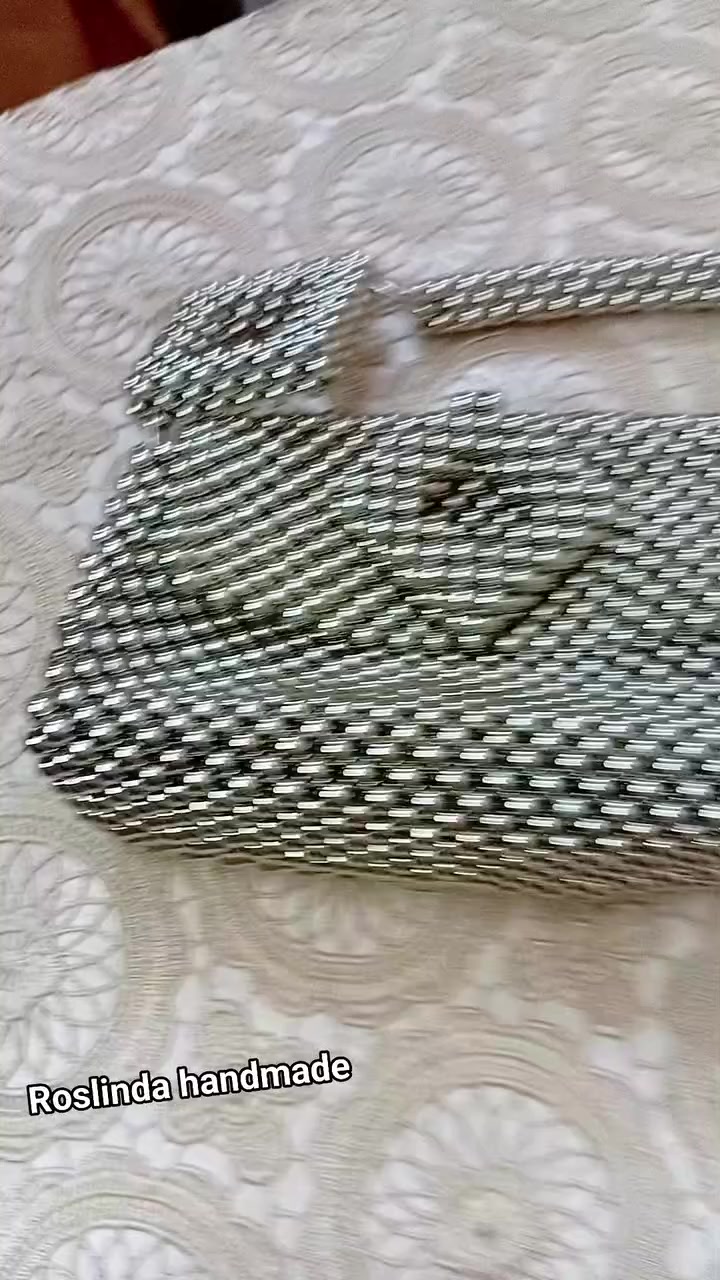 التفاصيل هي اللي بتعمل الفرق♥
وعشان كدا حبيت اقولك ان كل حبة خرز في الشنطة دي متركبة بدقة وحب علشان تطلع باللوحة الفنية دي! 🎨 
شنطه معموله مخصوص علشانك بجودة وماتريال تعيش معاكي وتخليكي دايماً "تريندي" ومختلفة🥰
📌/ متاح التوصيل لكل المحافظات 🚚
📌/ للطلب أو الاستفسار عن السعر ابعتي لنا مسدج دلوقتي😍
#شنط_خرز  
#هاندميد


**إذا كنت صاحب هذا الإعلان وتريد حذفه لأي سبب، رجاءا أرسل رسالة إلى الدعم الفني**