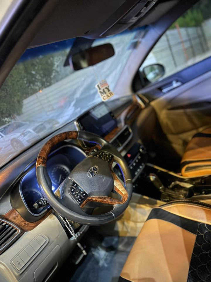 سلام عليكم توسان 2020 فول مواصفات خليجي الكاصد
ماشيه ٧٨ وقابل للزياده 
كشنات كهرباء وجلد
فتحة
بصمه 
ثلاث انضمه قياده 
شباك LED
لايت 5 عدسات يفتر مع الستيرن 
مكان السياره سيديه حي العلام 

السنويه لسنه 2031 
رقم بغداد الجديد الإنكليزي 
للاستفسار *********** واتساب

سعر البيع 190
