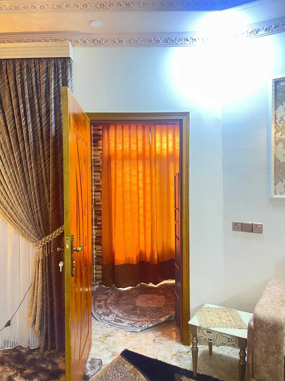 250 متر  درة سامره للبيع
اول بيت عن شارع الفلل
خمس غرف نوم 
خمس حمامات 
البيت اني مشتغله على أيدي 
السعر 140 بي مجال 
ملاحظة البيت مسحوب عليه قرض والكفيل نسيبي ومستمر بالتسديد عن طريق ماستر الرافدين يعني مضمون ‎%‎100
علماً اني دافع المبلغ للكفيل يعني يعتبر حر
***********
