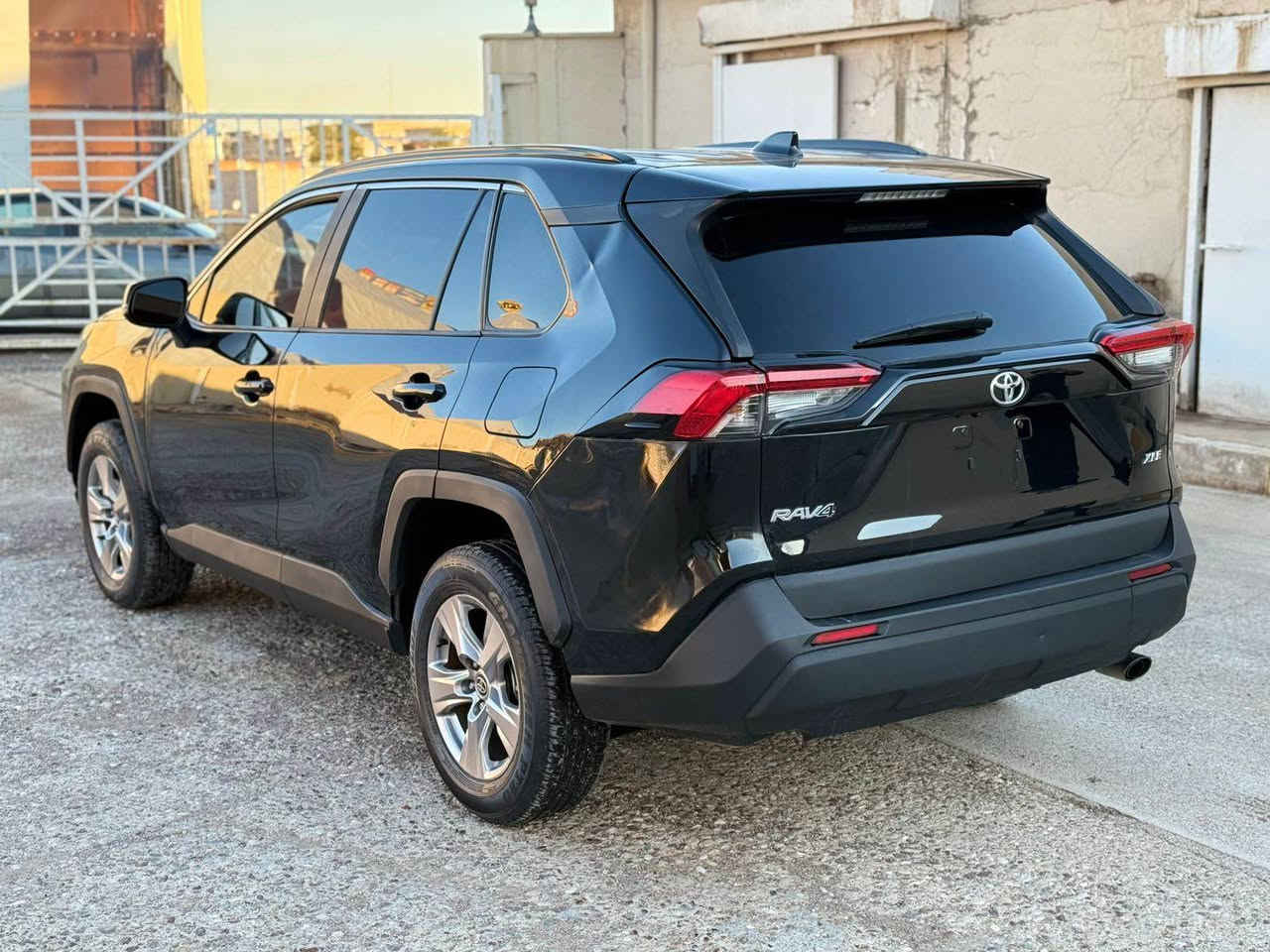 السلام عليكم 
 رافور موديل : 2023
سعر : 185 
اللون :اسود 
حجم المحرك : 2.5L (4.سلندر)
 ملاحظة السيارة : چاملغ و شبر بنيد  صبغ

يرباك فقط  ستيرن طاگ مرجع بيلادي 

المواصفات : XLE
بصمة 
شغال
كاميرا خلفي
هاند بريك بصمة
اوتو هولد : 𝐀𝐔𝐓𝐎 𝐇𝐎𝐋𝐃 
اوتو ستارات : 𝐀𝐔𝐓𝐎 𝐒𝐓𝐀𝐑𝐓
اوتو ستوب : 𝐀𝐔𝐓𝐎  𝐒𝐓𝐎𝐏
رادار امامي (تحديد مسار)
رادار جانبي  (نقاط عمياء)
رادار خلفي (التحذير من الاصطدام)
حساسات امامي
حساسات خلفی
نظام : 𝐄𝐂𝐎
نظام : 𝐍𝐎𝐑𝐌𝐀𝐋
نظام : 𝐒𝐏𝐎𝐑𝐓
كشنات كهربائي
تحكمات استيرن
تبريد لمس 
تبريد مركزي 
لايتات (𝐋𝐄𝐃) ليد زينون بيلادي
بكلايتات 𝐋𝐄𝐃 ليد بيلادي
ويل كروم 

بعد هواية مواصفات…

‏‎تفاصيل اكثر الاتصال علی ارقام التاليه 
***********
‏ WhatsApp - Vibir‏‎‏‎‏
☎️ [hidden information]

عنوان📍عقره 
‏ اكر, نينوى
