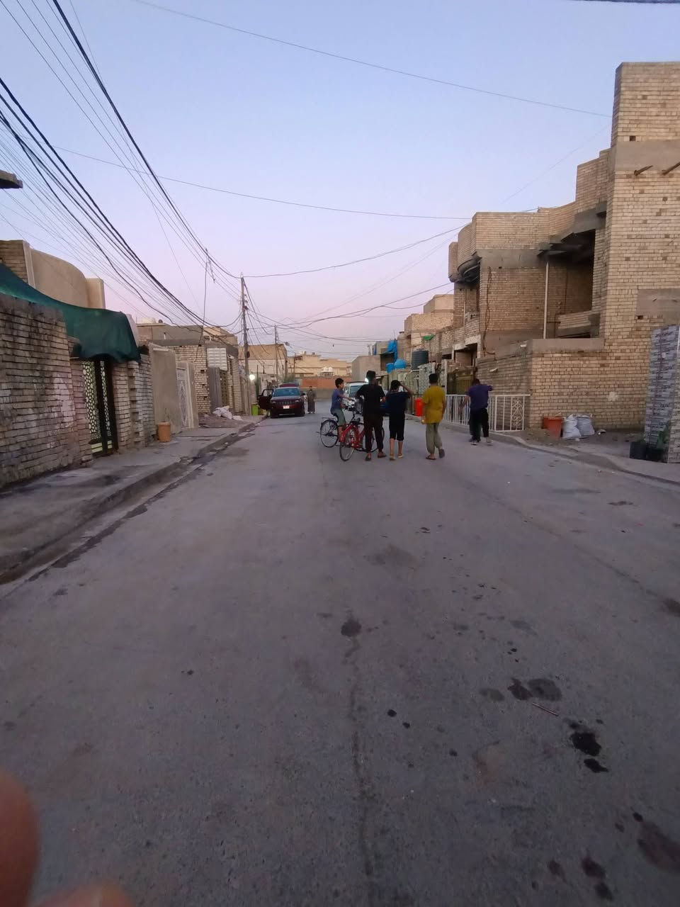 السلام عليكم توفر عندي بيت 114 متر جبهه 4ونص/ نزال 27 /زراعي البيت طابق واحد منطقة كامله كل الخدمات مي مجاري كهرباء تبليط موقع البيت البلديات الضباط خلف الصحفيين قرب مدرسه زين القوس منطقة حي الامير 
للاستفسار *********** الرد واتساب ماسنجر أو الاتصال على الرقم حسن للعقار
