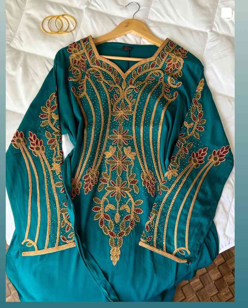 كشخة العيد 
القياسات L xl xxl 
السعر ٢٠ اخر القطع 
الخامه كشمير مطاط ميطفر ولا يذب لون
يوجد خدمة توصيل توصيل بلد الفين


**إذا كنت صاحب هذا الإعلان وتريد حذفه لأي سبب، رجاءا أرسل رسالة إلى الدعم الفني**