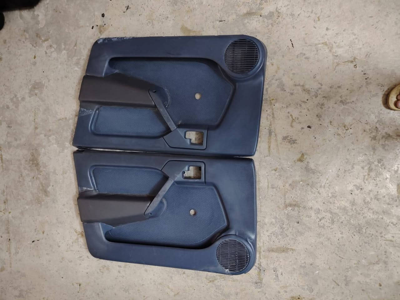 بطاين فكتره للبيع مال كصه جديد لون ازرق  بس جلد خفيف جان مشلع صلحتو استفسار ***********
