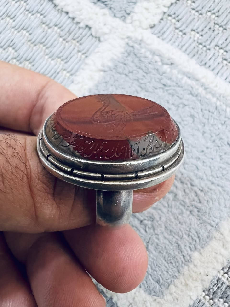 السلام عليكم
جزع يماني تحفه فنيه📌📌
خط يدوي ( بسم لله الرحمن الرحيم) على شكل 
طائر الهدهد
كذالك الايه المباركه: ﴿قَالَ عِفْرِيتٌ مِّنَ الْجِنِّ أَنَا آتِيكَ بِهِ قَبْلَ أَن تَقُومَ مِن مَّقَامِكَ ۖ وَإِنِّي عَلَيْهِ لَقَوِيٌّ أَمِينٌ﴾ [النمل]
صياغه يدويه 
📌الخاتم مطلسم بالكامل📌


**إذا كنت صاحب هذا الإعلان وتريد حذفه لأي سبب، رجاءا أرسل رسالة إلى الدعم الفني**