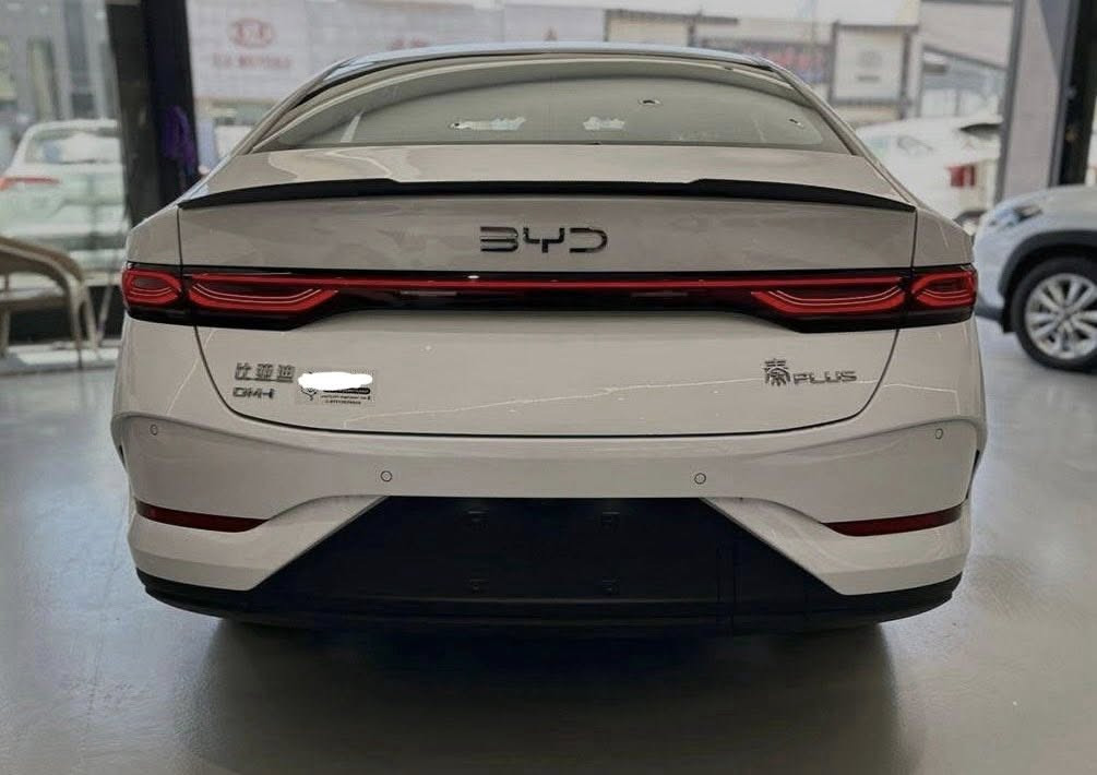 السلام عليكم
وصول أحدث إصدارات بي واي دي.. كن بلس (BYD Qin Plus) موديل 2025!

❗️الأسعار والتجهيزات:❗️  : 19,90000دينار عراقي.
السعر يشمل الرقم بغداد كامل باسمك مع جميع التفاصيل 
المرورية ولاتوجد اي مصاريف اخرى مرقم جاهز بغداد

اقتصاد، فخامة، وتقنيات تلبي كل طموحاتك.. متوفرة الآن لتجربة قيادة مختلفة وتفاصيل تليق باللي يدور على شكل، أداء، وتقنية.

✨ أبرز المواصفات التكنولوجية والإضافات:
متوفر داخل جلد ( متوفر لون زيتوني ولون ابيض) جنح خلفي 
• شاشة وسطية ذكية للتحكم بأنظمة السيارة.
• نظام تشغيل بالبصمة + كارت دخول ذكي.
• حساسات خلفية للمساعدة في الركن.
• تحكم مقود متكامل من الجانبين.

خيارات الألوان:
• الخارجي: متوفر باللون (الأبيض، ).
• الداخلي: مقاعد جلد فاخرة (متوفر باللون الأبيض، واللون الزيتوني ).

🔋 المحرك والأداء (Hybrid + Electric + Petrol):
• محرك بسعة 1500cc اقتصادي جداً وعالي الأداء.
• تقنية هجينة متطورة تمشيك مسافة تصل إلى ما يقارب 2100 كم🔥.

❄️ التبريد والإضاءة:
• تبريد ممتاز (أمامي وخلفي قطعتين).
• إضاءة أمامية لايت زنون لرؤية واضحة.
• إضاءة خلفية (بك لايت) بتقنية LED.

🎁 الملحقات المجانية مع السيارة:
(شاحن، كارت التشغيل، ماسحات، مثلث السلامة، وجميع التفاصيل الأساسية).

📍 العنوان: بغداد –. رقم ***********
