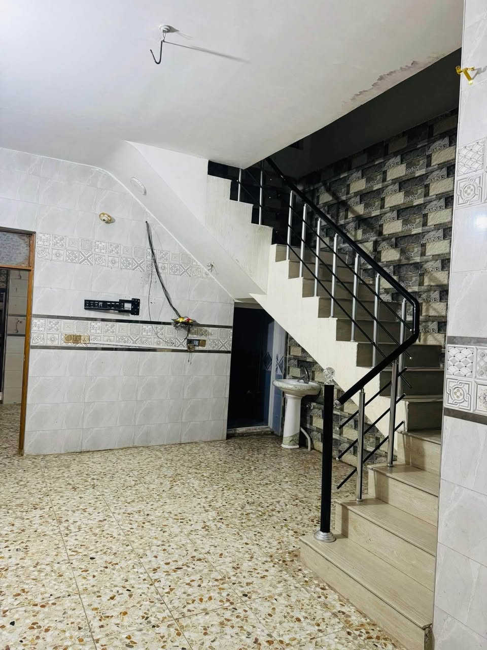 بيت للايجار حي الوفاء جديد طابقين غرفتين وصاله ومطبخ واستقبال البيت درجه أولى جاهز للاستفسار واتساب فقط 
*********** النجف, العراق
