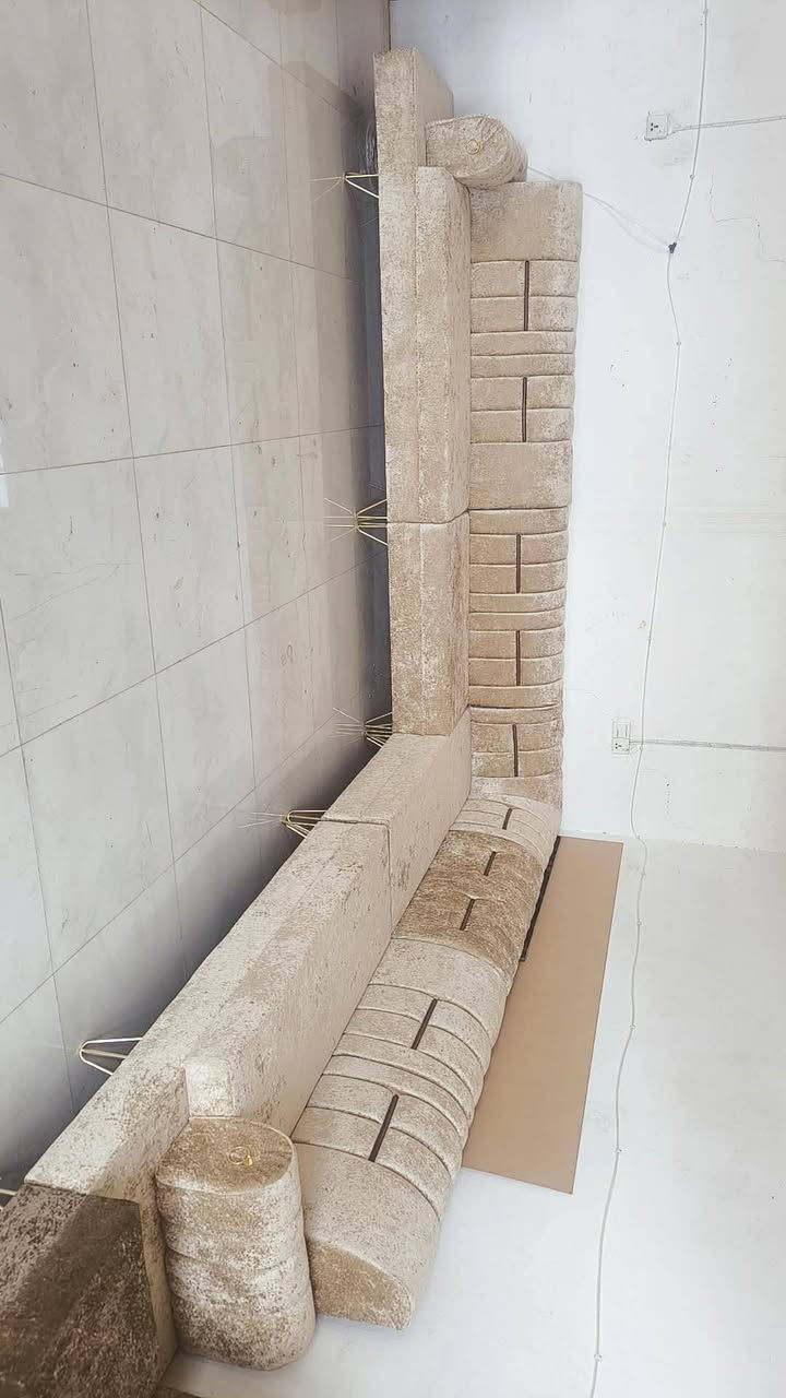 اسلام عليكم شباب عندي 4دواوين جديد غير مستعمل 11مقعد سبعه متر بلوك اسود صندوك بلاويد سفنج7سم مميز اول رجل حديد شقل درجه اوله الي يخدمنه ع باب الله يراسل او يتصل سعر المفرد 320.  ***********
