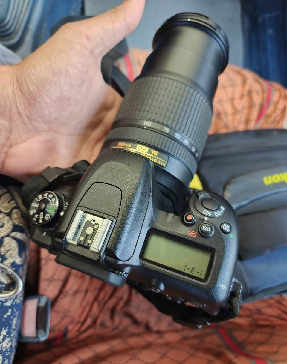 للبيع: الأسطورة Nikon D7500 - أداء احترافي وسرعة فائقة 📸
إذا كنت تبحث عن نقلة نوعية في تصويرك الفوتوغرافي أو السينمائي، فإن Nikon D7500 هي الخيار الأمثل. تجمع هذه الكاميرا بين قوة المعالجة والسرعة، وهي المفضلة لتصوير الرياضة، الطبيعة، والمناسبات بفضل أدائها المذهل في مختلف ظروف الإضاءة.
​أهم ما ستحصل عليه مع هذه الكاميرا:
​دقة واحترافية: مستشعر بدقة 20.9 ميجابكسل يمنحك صوراً غاية في الحدة والتفاصيل.
​سرعة الاستجابة: تصوير متتابع يصل إلى 8 صور في الثانية، لن تفوتك أي لحظة خاطفة.
​فيديو سينمائي: تسجيل مقاطع فيديو بدقة 4K UHD فائقة الوضوح.
​أداء ليلي ممتاز: نطاق ISO واسع جداً يضمن لك صوراً نقية حتى في الإضاءة الضعيفة.
​تحكم ذكي: شاشة تعمل باللمس وقابلة للإمالة لتسهيل التصوير من زوايا صعبة.
​الحالة: (جديدة جدا مستعملة فقط شهر ).
الملحقات: ( بطاريات 2 الأصلية، الشاحن، وجنطه ٫ رام 256 كيكة ٫الحزام، والكرتون).
​السعر: [ 1.200] 
للتواصل والاستفسار: [***********]
