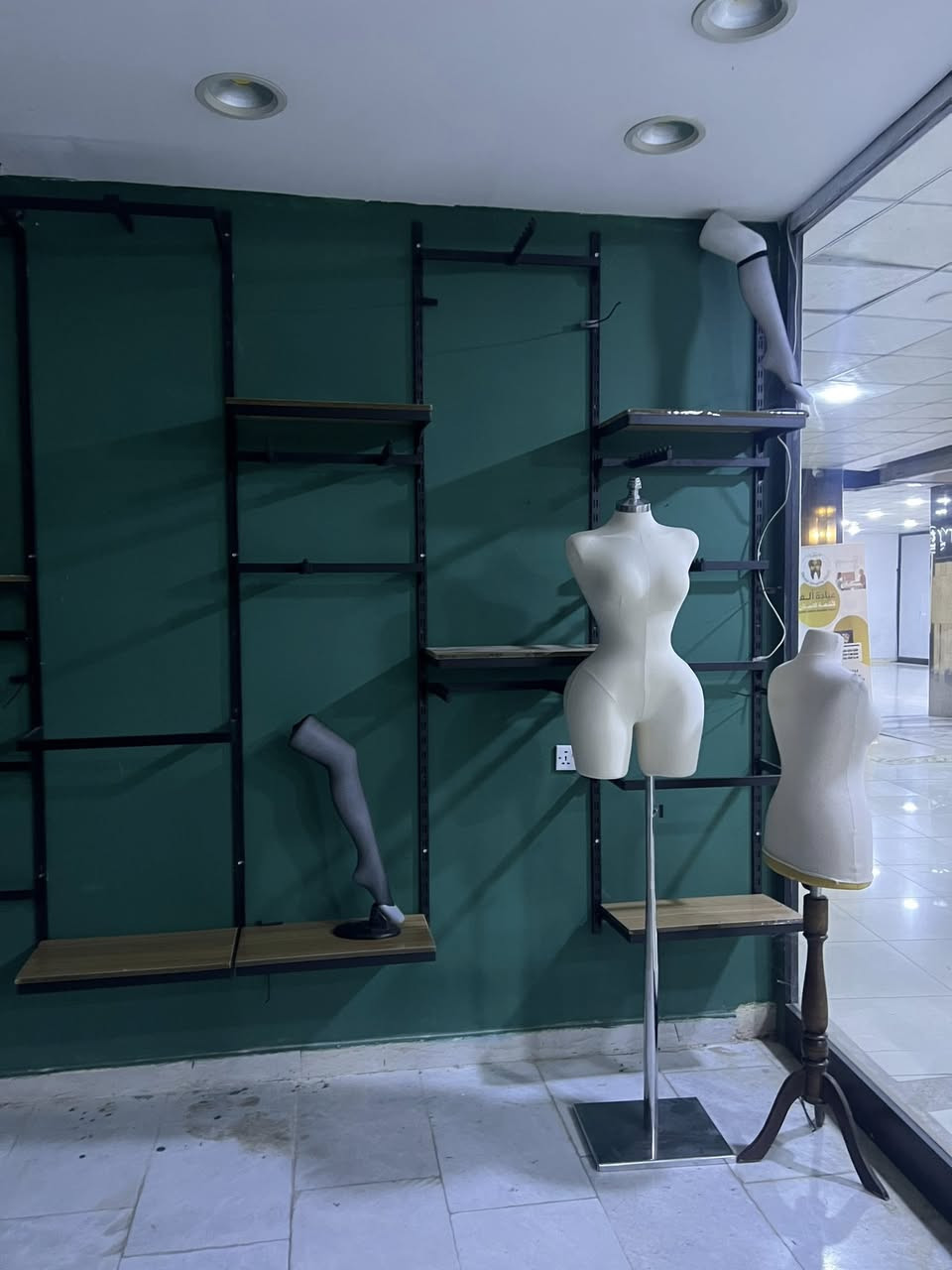 رفوف و مليكانات محل كامل للبيع
رفوف اكثر من 12 م
رفوف حديد ديكور 
طاوله ثلاثي
مليكانات عدد 5 
كلشي للبيع حط سعر يلي يعجبك
تواصل ***********
