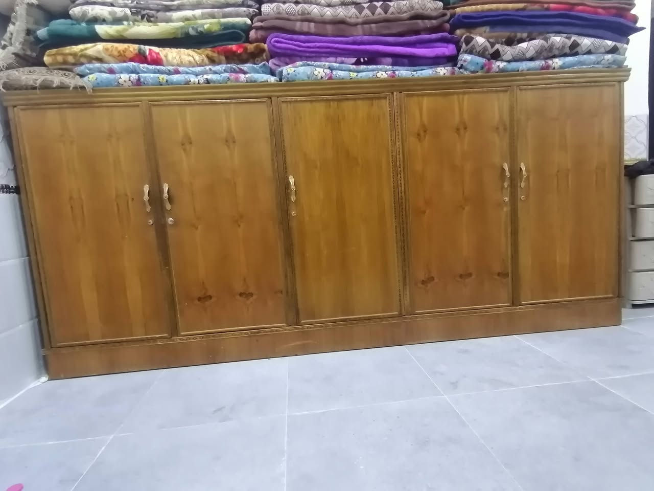 سلام عليكم
بوفية تسگام ٣أمتار
قفايص يعني مثل الكنتور تنفتح وتنشد وبأي مكان تصير تريد تخليها بدون ماتفتح كل قطعة لحالها عادي سهله النقل ٢٥٠ ألف لاتصال على ***********
