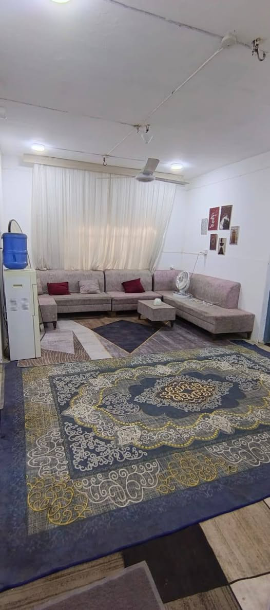 السلام عليكم بيت للبيع المساحة 250متر المكان طريق السنيه عمود 680 يبعد عن الشارع 250متر البيت يتكون من غرفتين وصاله ومطبخ واستقبال وصحيات داخليه وخارجيه حديقه وكراج للسياره البيت بناء بلوك وطابوك بسمي سند, 25 مرقم من قبل البلدية
شارع عرضه 8 أمتار السعر 34 وبي مجال قليل للاستفسار اتصل على الرقم صاحب البيت ***********
