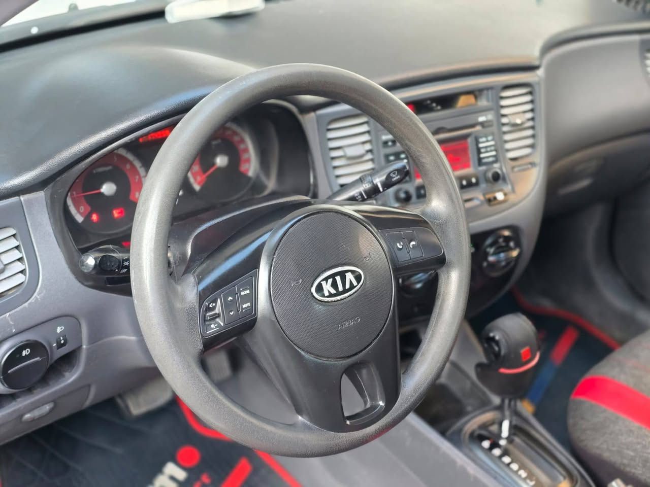 السلام عليكم من رخصة الادمن عندي كيا ريو موديل 12 رقم اربيل مكفوله من الصبغ بيها فقط جالمغ امامي بارد داخل سيراتو تحكم جهتين بلوتوث نضام ABS مكان السياره بغداد العامريه  عارضها 90 ومجال بسيط حك الجايه للإستفسار اتصل بالرقم واني بالخدمه ***********
