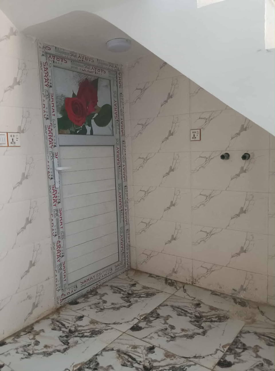 مشتمل طابقين طابو زراعي سند 25 يحتوي غرفتين وصاله ومطبخ وهول صحيات داخليه و خارجيه خط مولده كامل على اخر شي جيب غراضك وتسكن  غير مسكون سابقآ يبعد عن شارع 100 /75متر للاستفسار ***********
