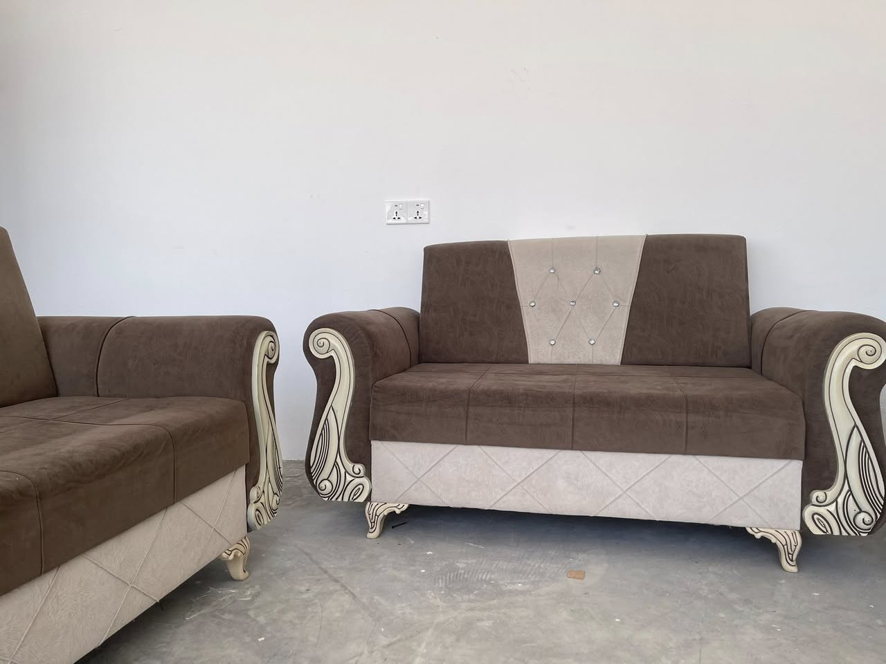 تاقمی میوان
هاتینەوە بەشتێکی جوانو هەرزان 
تاقمی میوان 10نەفەری دەست کردە 
بێ عەیبە زۆر پاکو خاوێنە
ژم***********
