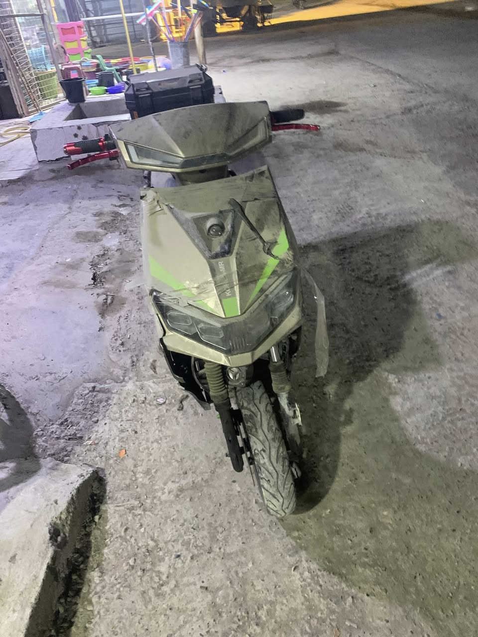 السلام عليكم دراجه شحن بس ألماشه مكسوره بطارية 8️⃣ بطاريات نضيفه ٣٠٠ وبيه مجال بغداد الدوره ***********
