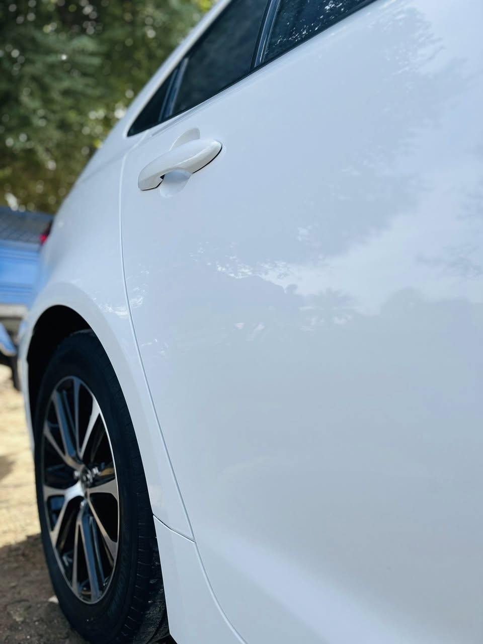 متوفرة 🚘 كورلا هايبرد 2025 الشكل الامريكي
COROLLA HEV 2025 🚘

📜 المواصفات 👇
🚘 خليجي 
🚘 5000 كيلو متر
🚘 الموديل 2025
🚘 سعة المحرك 1,8L
🚘 مرتبط بناقل حركة أوتوماتيكي 
🚘 عدد AIR BAG 8
🚘 سلايد رووف
🚘 لايت زينون + LED
🚘 حجم الاطار 205/55R16 
🚘 ويل كب 16
🚘 مفتاح التشغيل بصمة
🚘 دشبول ديجيتال 
🚘 شاشة اصلية
🚘 كاميرا 
🚘 المقاعد مخمل اسود
🚘 مثبت السرعة Cruise
🚘 تحديد المسار
🚘 المودات والأوامر الصوتية
🚘 فحص أنظمة السيارة 
🚘 حساسات ضغط اطارات 
🚘 تبريد شاشة
🚘 قطعتين تبريد
🚘 هاند بريك بصمة
🚘 نظام مانع الانزلاق 
🚘ا ISOFIX    ايزو فكس
🚘 اوتو هولد Auto Hold 
🚘 اشارة في المرايا الجانبية
🚘 مخرج منفذ الطاقة
🚘 ا  Bluetooth 

📍 العنوان الديوانية المركز

💵 السعر 160 ورقة وبيها مجال جداً بسيط.  
ـــــــــــــــــــــــــــــــــــــــــــــ

📳  *********** سيد علي:
