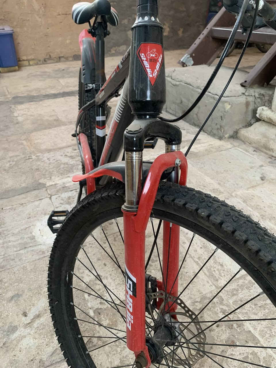 بايسكل جبلي من ماركة SHIBIA ذات لون أحمر وأسود.
نوع الدراجة: دراجة جبلية (Mountain Bike) مصممة للتضاريس الوعرة. 

نظام الفرامل: مزودة بفرامل قرصية (Disc Brakes) للأمام والخلف لضمان التوقف السريع في مختلف الظروف الجوية. 

الهيكل: إطار متين يتحمل الاستخدام الشاق، مع وجود نظام ممتص للصدمات (تعليق أمامي) لراحة أكبر أثناء القيادة

جديد ما مستخدم ابد نضيف فووول 

السعر ب140 الف


**إذا كنت صاحب هذا الإعلان وتريد حذفه لأي سبب، رجاءا أرسل رسالة إلى الدعم الفني**