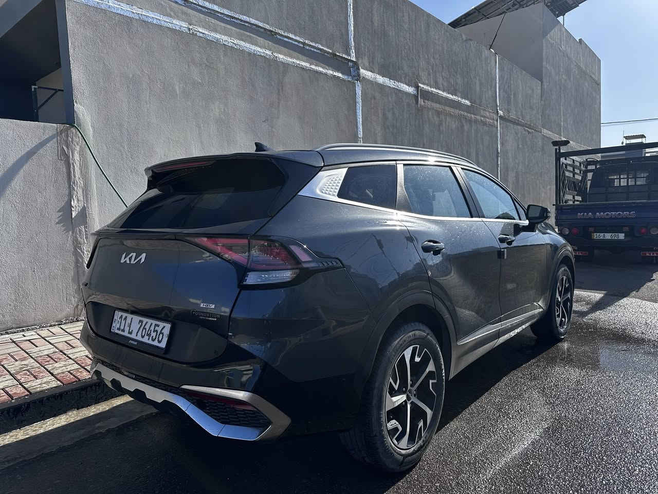 السلام عليكم

للبيع: كيا سبورتاج 2023 EX Hybrid
 
وارد أمريكي – نظيفة جداً

🔹 الموديل: 2023

🔹 الفئة: EX Hybrid

🔹 النظام: بنزين + كهرباء (هايبرد)

🔹المسافة المقطوعة : 36000 كيلو وليس ميل

🔹 الاستيراد: أمريكي

🔹 الحالة: ممتازة – استخدام شخصي

المحرك والأداء:

 • محرك 1.6 لتر تيربو GDI

 • نظام هايبرد كهربائي مدمج

 • القوة الكلية: 227 حصان

 • عزم قوي واستجابة سريعة

 • قير أوتوماتيك 6 سرعات تقليدي (مو CVT)

 • دفع رباعي

 • صرفية وقود ممتازة واقتصادية جداً داخل المدينة وخارجها

التجهيزات الداخلية:

 • مقاعد جلد أصلية فئة EX

 • كرسي سائق كهربائي متعدد الاتجاهات

 • تدفئة مقاعد أمامية

 • مكيف أوتوماتيك ثنائي التحكم (Dual Zone Climate Control)

 • شاشة وسطية 12.3 إنج أصلية وكالة

 • عدادات رقمية

 • Apple CarPlay + Android Auto

 • تشغيل بصمة (Smart Key + Push Start)

 • شاحن لاسلكي

رادرات ٣٦٠

 • تحكم كامل من المقود

 • مثبت سرعة

.قيادة شبه تلقائية

 • كاميرا خلفية دوارة

 • حساسات خلفية

 • نظام المحافظة على المسار

 • تنبيه تصادم أمامي

 • ١٦ ايرباگ (جميعها سليمة)

الإضاءة:

 • هيدلايت أمامي Projector عادي

 • إضاءة نهارية LED

 • أضوية خلفية قياسية

KNDPVCAGXP7087260

حادث السيارة : في الباب الخلفي (الصندوق فقط)، وتمت معالجتها أصولياً، وجميع الـ Airbags سليمة ولم تعمل. السيارة على وضعها الوكالة من الداخل بالكامل عنوان السياره كربلاء المقدسة سعر السياره 207 وبيها مجال رقم التلفون ***********/***********
