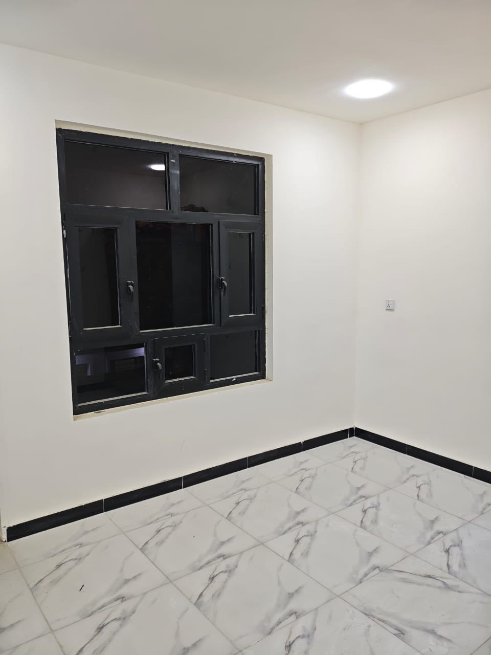 مشتمل مساحة 50 متر للبيع  العنوان بغداد منطقة الدوانم نهاية الشرطة الخامسة يحتوي المشتمل على 2 غرف نوم وصالة ومطبخ وخدمات نوع السند زراعي 25 اصولي مكاتبة مع صاحب السند مباشر السعر 65 مليون وبي مجال واتساب ***********
