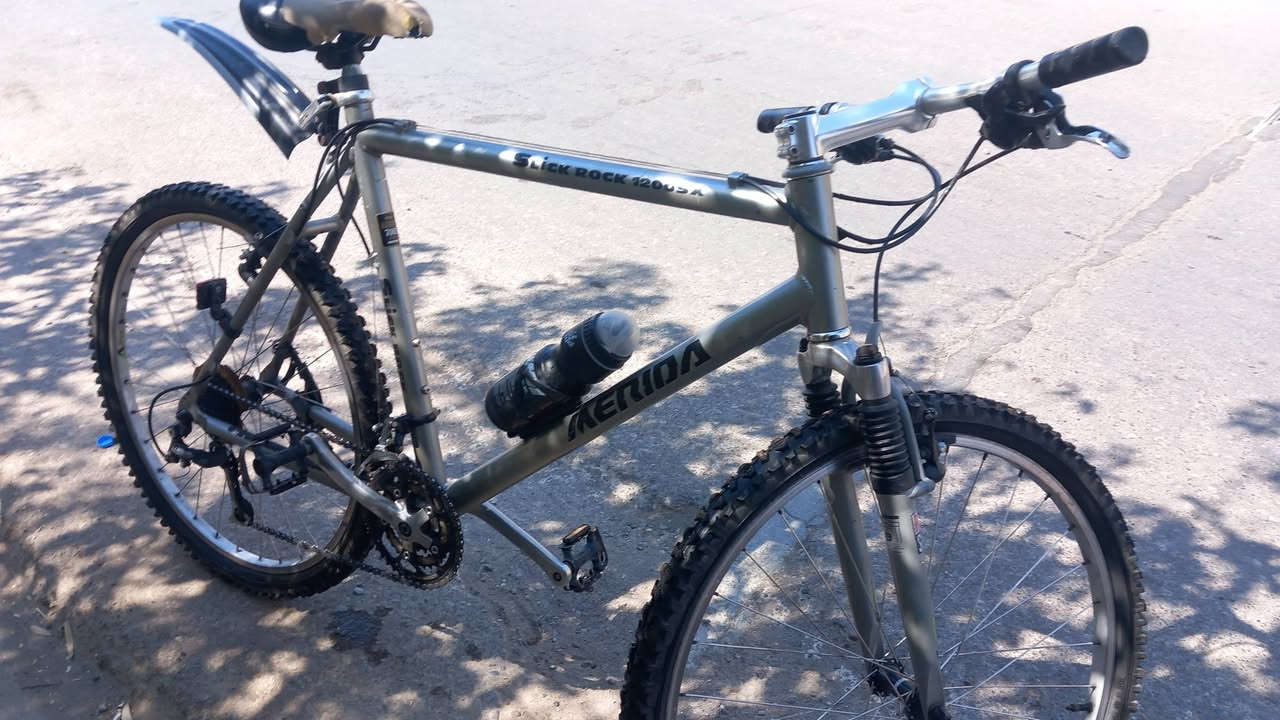🚲 دراجة جبلية ميريدا (Merida Slick Rock 1200SX) بحالة ممتازة
​الوصف العام:
دراجة جبلية (MTB) من البراند العالمي المعروف Merida، موديل Slick Rock 1200SX. دراجة قوية ومتينة مصممة للتحمل والقيادة السلسة على مختلف أنواع الطرق (المعبدة والوعرة).
​⚙️ أهم المواصفات والمميزات:
​الهيكل: فضي ألومنيوم/صلب قوي وخفيف الوزن بتصميم كلاسيكي متين.
​المساعدين (التعليق): مساعد أمامي (Front Suspension) لامتصاص الصدمات واهتزازات الطريق.
​نظام السرعات: تروس متعددة (3 أطباق أمامية + مجموعة خلفية) لتغيير السرعات بسلاسة وصعود المرتفعات بسهولة.
​المكابح: فرامل حافة (V-Brakes) استجابتها سريعة وسهلة الصيانة.
​الإطارات: كفرات جبلية مضلعة (مقاس 26) بحالة جيدة جداً وتوفر ثباتاً ممتازاً.
​🎒 الإضافات والملحقات المرفقة:
​رفرف خلفي للحماية من الأتربة والمياه
​حامل قارورة ماء مثبت على الهيكل 
​📌 الحالة والسعر:
​الحالة: مستعملة بحالة جيدة جداً وجاهزة للاستخدام الفوري.
​السعر المطلوب:[130 الف قابل للمفاوضة]
​ التواصل: ***********
