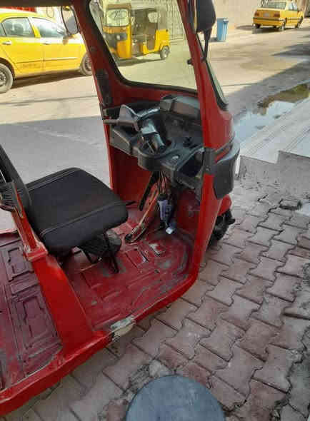 السلام عليكم تيك توك للبيع سعر مليونين و400 بها مجال بسيط للشراي موديل 18 جاهزه للشارع 1000 دينار ما تذب عليها بغداد الحسينيه ***********
