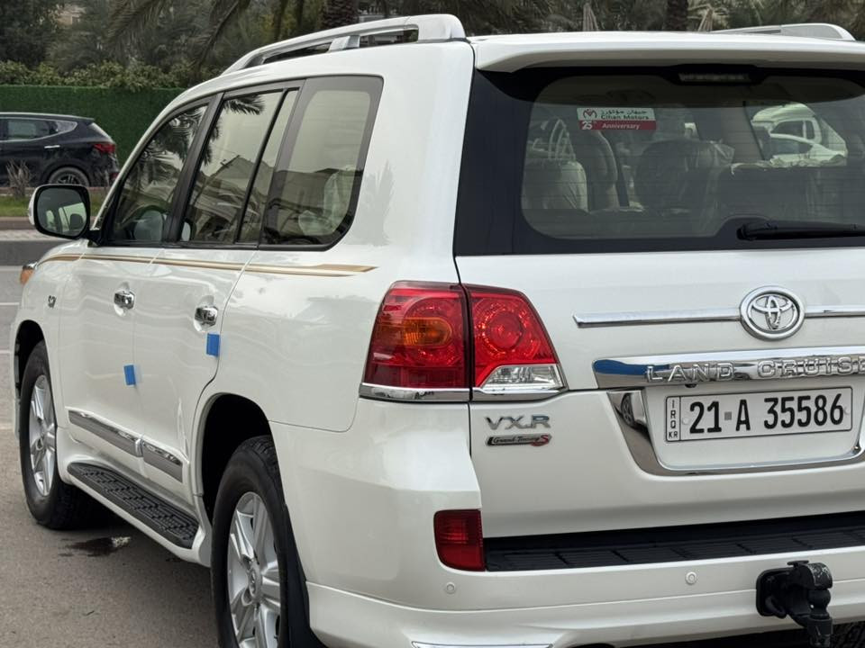 السلام عليكم VXR 5700 موديل 2013 جديدة على وضع الزيرو ماشية 160 الف
فتحة سقف
كشنات كهرباء وخزن ميموري
كشنات تبريد
صندوك كهرباء
5 بصمات
5 كامرات
حساسات امامي خلفي
شاشة كبيرة
ستيرن كهرباء خزن ميموري
تشغيل عن بعد
محرك 8 سلندر 5700 بشرط وكالة
جكات 
دشبول لكزز
داخل بيجي
ثلاجة
نظام صوت Boos
رادار امامي تحديد مسار
 قيادة ذاتية
داير ايرباك حتى الكشنات
لايتات عالي ناصي زنون 
تبريد منفصل 4 قطع 
شاشة تبريد تحكم خلفي كامل 
كشن خلفي كهرباء
السيارة مكفولة وجديدة عدا تكحيل بسيط بالجاملغ ممبين ابداً
اخوان هاي السيارة تختلف عن العادية وابو المصلحة يعرف شنو قيمتها 
السيارة معروضة 42 وبيها مجال بسيط 
مكاني بغداد البنوك
***********
