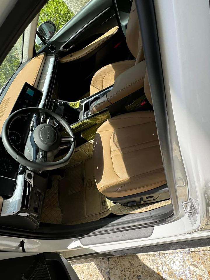 سوناتا 2024  ( خـليـجـي ) بعدها زيرو  بريحه الشركه  كفاله رقم بغداد بسمي عامه ماشيه 9000
الأداء والمحرك (المواصفات القياسية)
• المحرك: 4 أسطوانات (Smartstream) سعة 2.5 لتر.
• القوة الحصانية: حوالي 191 - 194 حصان.
• عزم الدوران: 245 نيوتن متر.
• ناقل الحركة: أوتوماتيكي بـ 8 سرعات.
• نظام الدفع: دفع أمامي (FWD).
• استهلاك الوقود: موفرة جداً، بمعدل تقريبي 16.3 كم/لتر (يختلف قليلاً حسب ظروف القيادة).
2. التصميم الخارجي
• الإضاءة: تتميز بشريط إضاءة LED ممتد في المقدمة يسمى "Seamless Horizon Lamp" يمنحها مظهراً مستقبلياً.
• المصابيح: مصابيح أمامية LED (نوع MFR) وإضاءة خلفية LED متصلة.
• الجنوط: تأتي بقياس 16 أو 17 بوصة من الألمنيوم في الفئة القياسية.
• المرايا: جانبية كهربائية مدمج بها إشارات انعطاف LED.
3. المقصورة والتقنيات الداخلية
• الشاشات: شاشة معلومات وترفيه تعمل باللمس مقاس 12.3 بوصة (أو 8 بوصة في بعض الأسواق لنسخ الفليت)، تدعم Apple CarPlay و Android Auto.
• لوحة العدادات: رقمية بسيطة مقاس 4.2 بوصة LCD تتوسط العدادات التقليدية.
• المقاعد: مكسوة بالقماش عالي الجودة مع تحكم يدوي أو كهربائي بسيط لمقعد السائق.
• التكييف: نظام تكييف هواء يدوي مع فتحات تهوية خلفية.
4. أنظمة السلامة والأمان (Standard)
تتميز سوناتا بأنها توفر حزمة أمان جيدة حتى في أقل فئة:
• وسائد هوائية أمامية مزدوجة (للسائق والراكب).
• نظام تثبيت السرعة (Cruise Control).
• حساسات ركن خلفية للمساعدة في الاصطفاف.
• نظام منع انغلاق المكابح (ABS) وتوزيع قوة الفرامل إلكترونياً (EBD).
• نظام مراقبة ضغط الإطارات (TPMS).
ماشيه9000km 
مكان السياره بغداد 
الاستفسار

‭0771 467 3844‬
