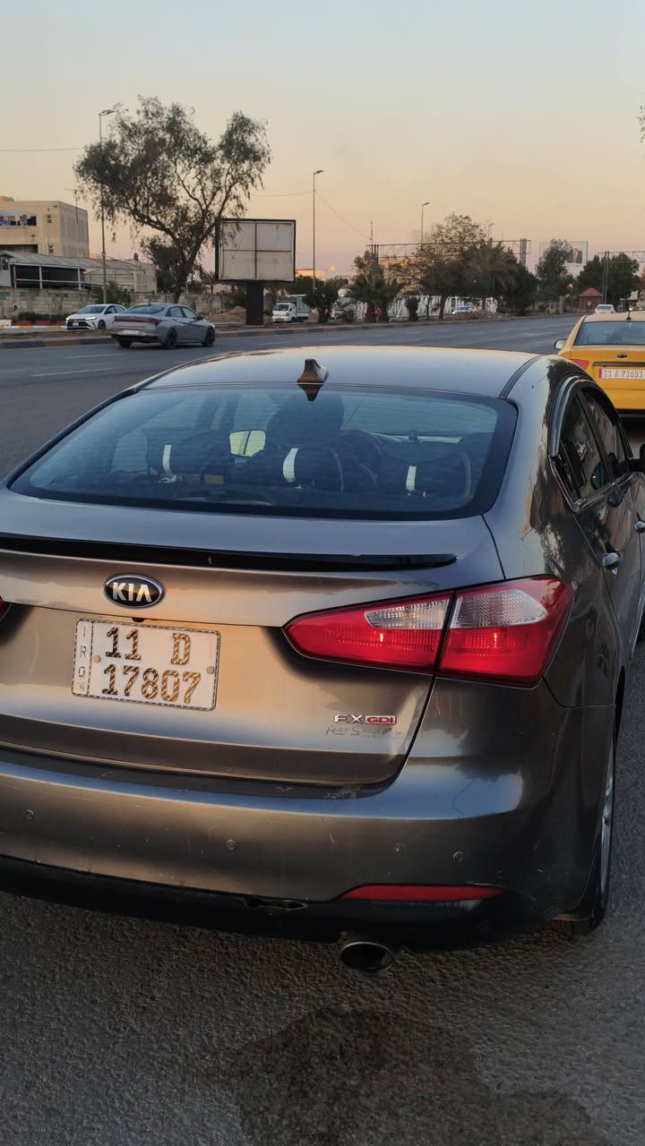 كيا فورتي 14 وارد امريكي محرك 2000 السيارة حلوة ونضيفة بجمهة كبس صندوكهة كبس ليفل واحد بدون جيك انجن بدون اير باك بدون abs  حادثة دوسة وباب وعندي نطخت باب اليمين خلف السياق ونصبغت السعر 105 وبيهة مجال الاتصال ***********
