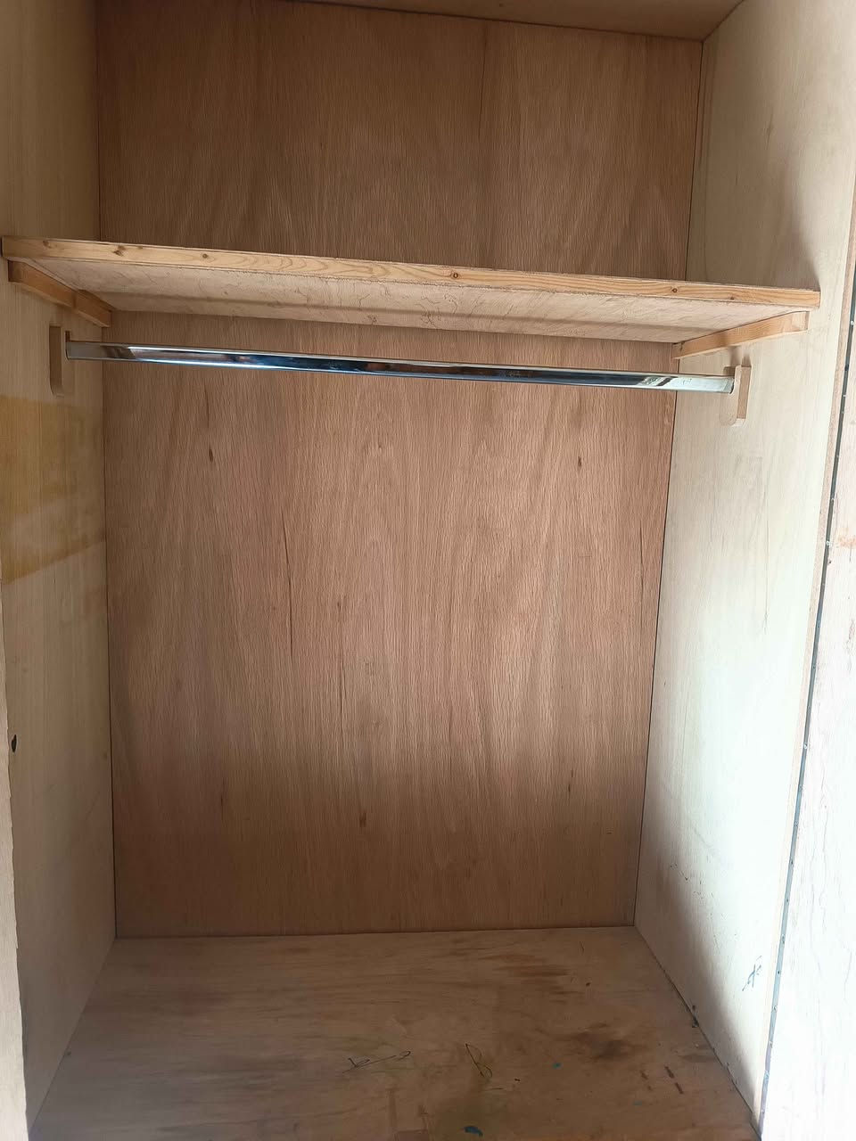 غرفه ملحق 6 ابواب نظيفه شغل ثقيل دنك مهوكني السعر550 العنوان حي تسعين نهاية حي صدام *********** موصل, نينوى
