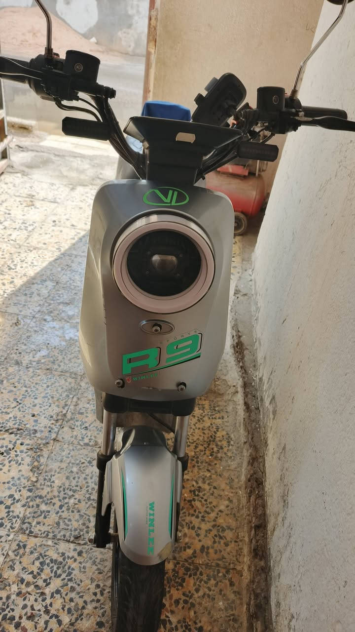 ‏سلام عليكم
‏عندي دراجه شحن R9دراجه نضيفه وشغاله مابيها اي شي ما متعوبه بس تاير الورة رايدله تبديل او تاخذا بنجرجي يركعه  سعر 300وبيها مجال العنوان البصرة كرمه علي اللطيف *********** تواصل على واتساب
‏
