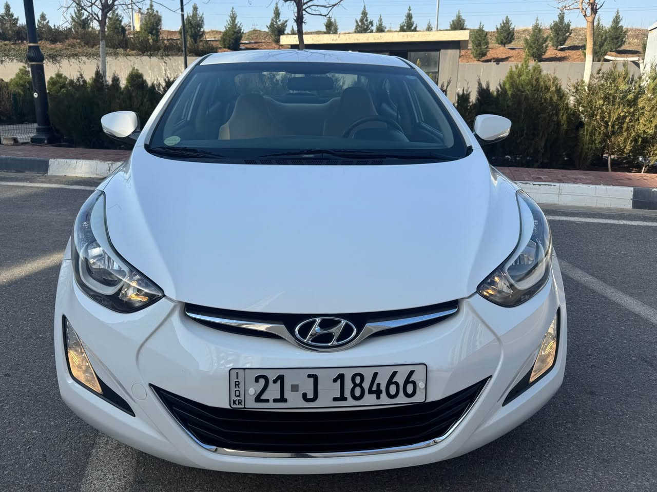 بە ناوی خوای گەورە
هۆندای ئەلەنترا 2014 شکڵ گۆڕاو شکڵی 2015
شتی لۆک و دانسقە و سفر
مەکینە١٨ گەورەی مەڕغووب
هەموو گیانی لە سەر دەقی شەریکە ماوەتەوە
بێ بۆیاخ و قوپاوی و شوخت و سارد
مواسەفاتی تەنها سڵاید و بەسمە نییە
کەم ڕۆشتوو 
بە ناوی خۆمەوەیە تا وەکو 2030 
دینارێ مەسرووفی نییە
تایە و باتریشی تازەیە 
سپێری دانەبەزیوە
چرکەی تیا نییە 
وەکو سفر وایە
شوێن سلێمانی
*********** السليمانية, العراق
