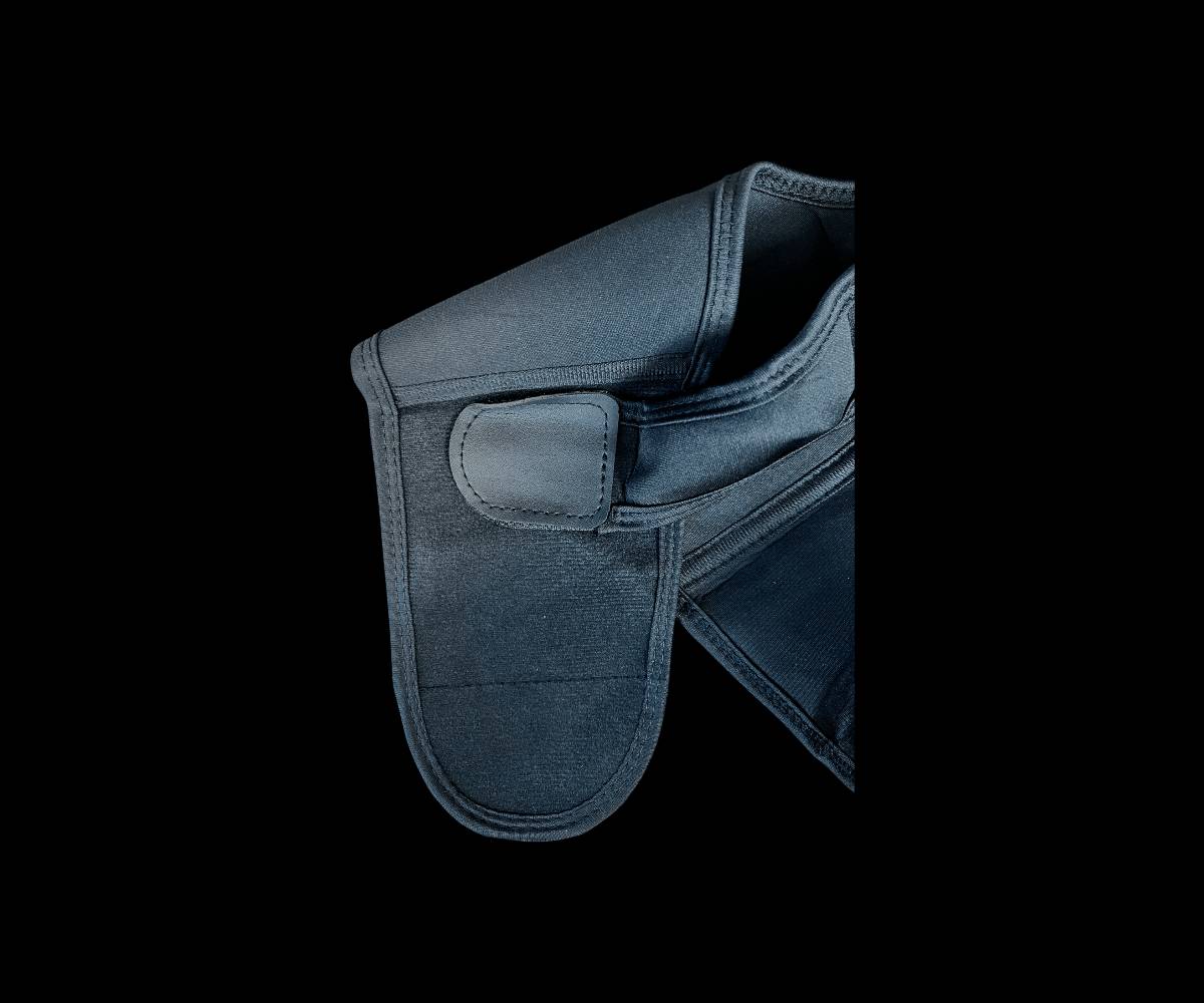 حزام دعم وتصحيح استقامة الظهر والكتفين الطبي (Molded Compression Vest YIMYZ-3003)

الاستخدامات

تصحيح انحناء الظهر والكتفين.

دعم العمود الفقري أثناء الجلوس الطويل أو العمل المكتبي.

تقليل آلام الظهر والكتفين الناتجة عن الوضعية الخاطئة.

مناسب للاستخدام اليومي في المنزل، العمل، أو أثناء التمارين الخفيفة.

يساعد على تحسين المظهر العام واستقامة الجسم.

المميزات

تصميم Molded Compression داعم للظهر والخصر.

أشرطة مطاطية متقاطعة خلفية لشد الكتفين للخلف بشكل تدريجي.

قماش مرن ومريح وقابل للتنفس.

حزام خصر مدمج لدعم إضافي لمنطقة أسفل الظهر.

إغلاق فيلكرو قابل للتعديل حسب مقاس الجسم.

يساعد على بناء "Muscle Memory" للحفاظ على الوضعية الصحيحة.

موديل المنتج: YIMYZ-3003.

بلد المنشأ: الصين.

قياس الكيس: 18 × 22 × 4 سم.

محتويات الصندوق

حزام دعم الظهر.

كيس تغليف بلاستيكي.

الملاحظات

يُفضل اختيار مقاس أكبر بدرجة من مقاس الملابس المعتاد.

يُستخدم تدريجياً (1-7 أيام تأقلم، ثم زيادة الشد تدريجياً).

يُغسل يدوياً بماء فاتر.

لا يُستخدم داخل الغسالة أو المجفف.

يُجفف في الظل.