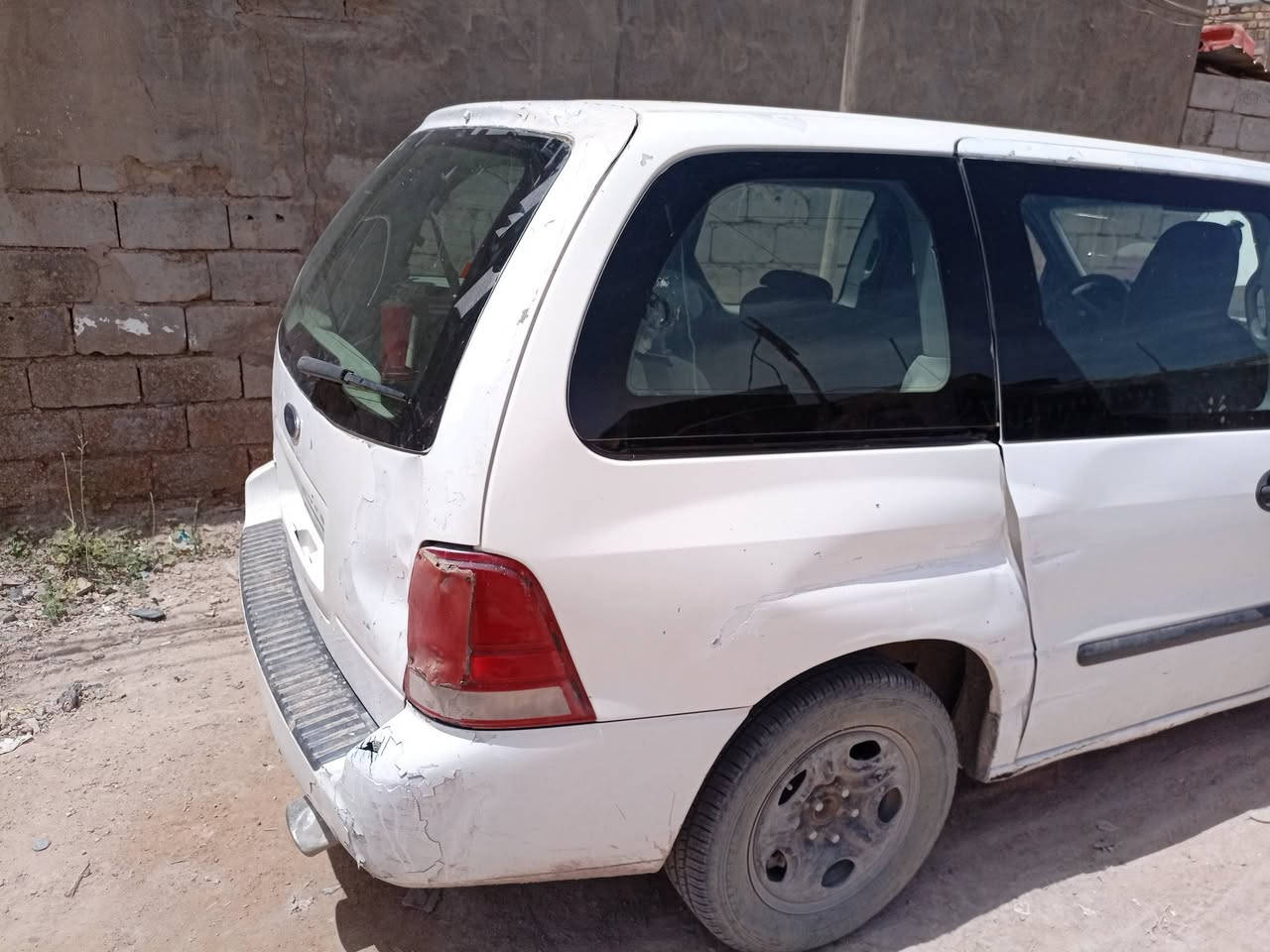 فورد فري ستار موديل 2005 رقم بغداد انكليزي دولي باسمي مداور فوري سنوية ساقطة صار شهر ونص تقريبا بيها ضربة بالجاملغ الخلفي جهة اليمنى وجراد والفلنجة الخلفية جهة السائق مفطورة تبريد ماكو قفل الجنطة عطل  سيارة نشطة وقوية وكشرها مثل موضح بالصور هذا الموجود حدادية أمامية فول سعرها 50وبيها مجال مكانها نجف كوفة أي استفسار ***********
