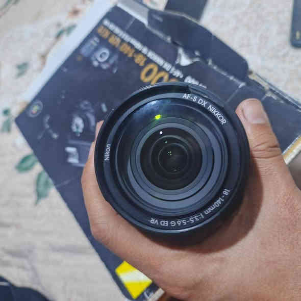 نيكون 7500دي.  مع عدسه الصليه. كارتونه جلاتين أحمر نضافه الكامره 95. وياها رام وشاحنه وبطاريه.( ملاحضه الكامره عطلها سنسر) وسعرها مناسب. ***********
