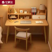 ميز دراسي خشبي بتصميم أنيق وعصري. يحتوي على رفوف عملية لتخزين الكتب وا...