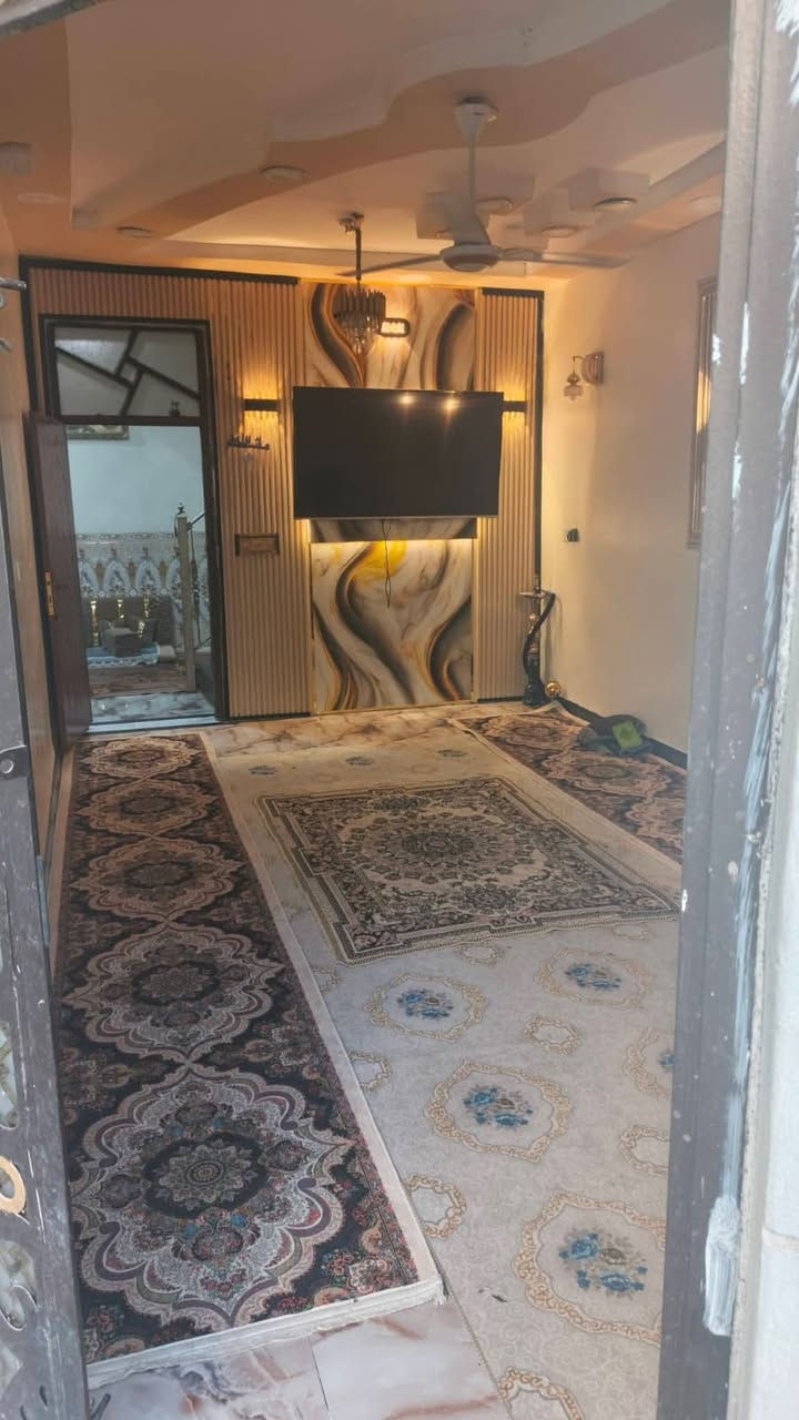 السلام عليكم...
دار للبيع طابق واحد وبيتونه كبيرة ... بسعر مناسب وبيع مستعجل يصلح استثمار...طابو صرف ..المحموديه حي السلام بالقرب من المدراس الصينيه  بشارع حسينه ام البنين ع...المساحة ١٥٠ م ... البيت جاهز للسكن ... البيت احلى من الصور بالواقع 
يحتوي على ... كراج وصحيات خارجيه واستقبال ومطبخ وهول داخلي وغرفتين نوم .... للاستفسار مراسلة***********     السعر ١٣٨
