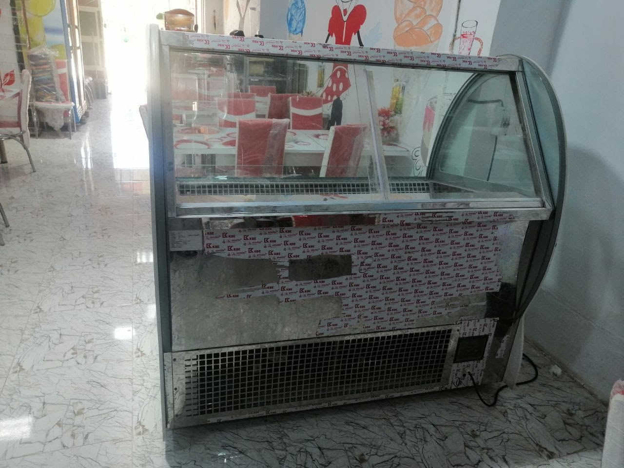 السلام عليكم
ماكنه سوفت صيني 
عارضه كيك ايراني 
عارضه كيك صيني اطلر مرمر طول متر ونص
عارضه مقبلات وآيس كريم قياس متر ونص اطار مرمر 16 بلام
استفسار ***********
غير متواجد بل بلفيس
