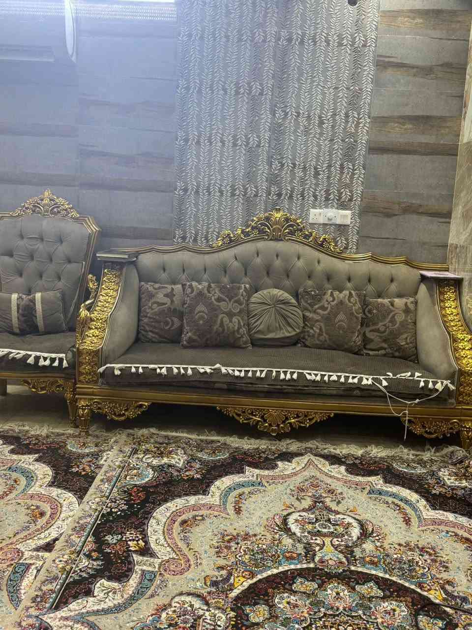 � للبيع — تخم جلوس + ميز طعام مستعمل بحالة ممتازة
تخم ملكي فخم مع شغل زخارف ذهبية وتنجيد مخملي نظيف

 • ميز طعام مع 6 كراسي (طاولة مع زجاج حماية ونايلون حافظ)

🔹 الاستعمال خفيف
🔹 عيوب فطر في الجامه 
🔹 القماش والمحافظة نظيفة مثل الجديد
🔹 مناسب للصالون أو غرفة الضيوف

📌 السعر: مليون ونص 
📍 الموقع: بغداد
📞 للتواصل / اتصال: ***********
