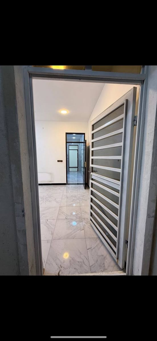 السلام عليكم ورحمة الله
دار للايجار مساحه ٧٥ متر 
واجه ٥ نزال ١٥ 
موقع  الدوره حي دجله
قرب شارع الابداع
تفاصيل الدار 
استقبال ومطبخ ٣ غرف نوم وصحيات عدد ٢ بيتونه وسطح 
هواي عروض ايجار يتوفر عندي 
للتواصل ***********
