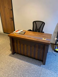 متوفر ميز مكتبي مع 6 كراسي للبيع جديد مستعمل  قليل جدا   سعرة مليون ون...