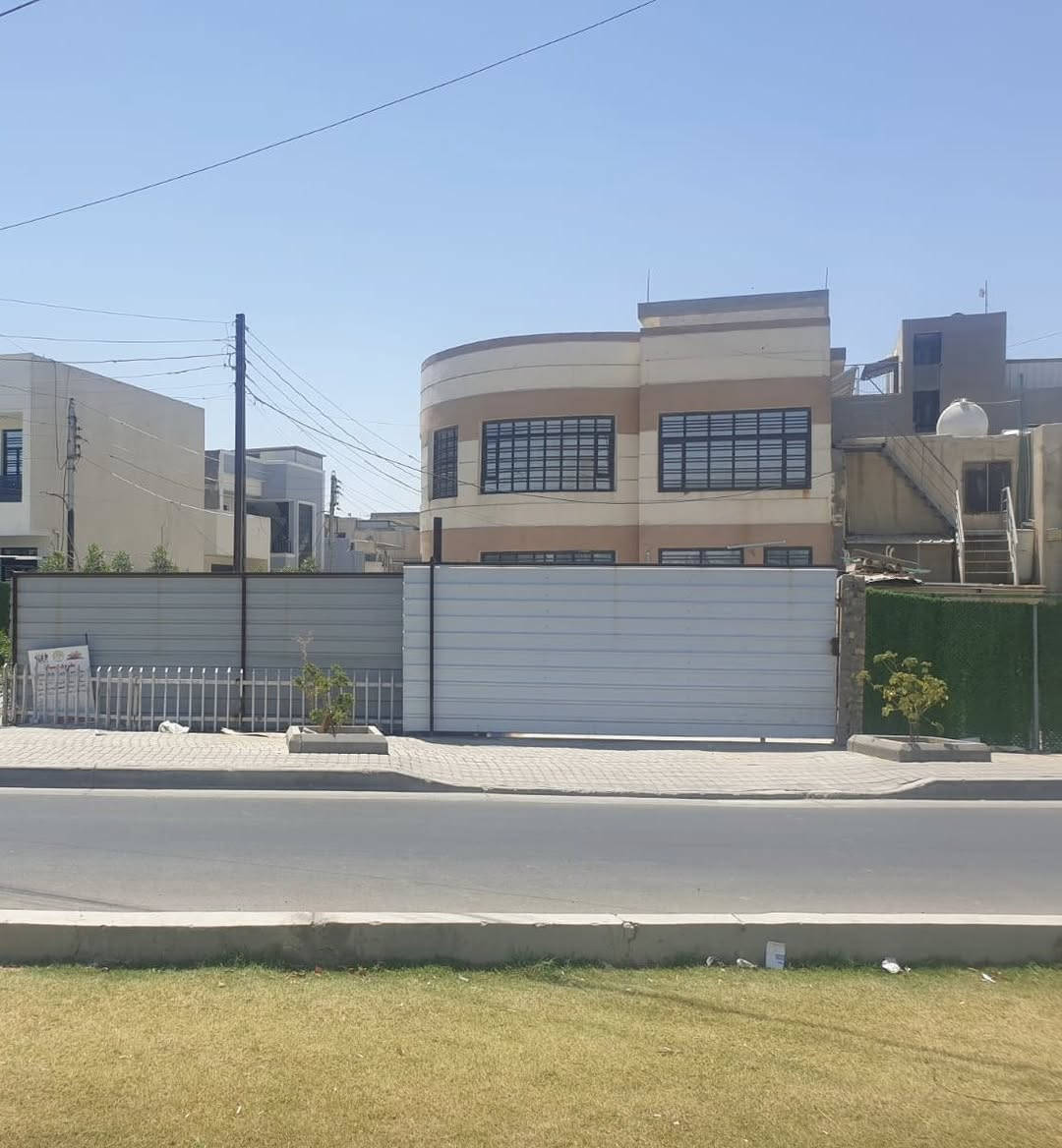 انتباه ‼️     انتباه‼️
عقار  ( تجاري )للبيع مساحه 100 م طابو ملك صرف ركن 

واجهه 10 م       نزال 10 م 

المحتويات
الطابق الارضي يحتوي على . استقبال //  صاله// مطبخ// صحيات.

الطابق الاول يحتوي على. ثلاث غرف // صحيات 

الموقع مميز جداً جداً 
يقع العقار مقابيل مدينه العاب الكرخ المائيه مباشراً على شارع قطر الندى 
موقع تجاري واستثماري  يوجد امام الدار رصيف بعمق 14 م  

للأستفتسار الاتصال على الرقم *********** واتساب ☎️ او المراسله على الصفحه
او اكتب تم ويصلك السعر مباشره
