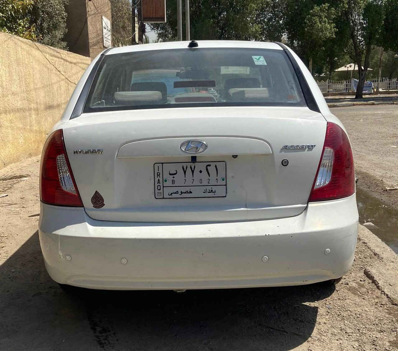 هونداي  اكسنت موديل 2009 وارد امريكي حادث خفيف بالحوض الخلفي للصندوق معدل على البارد وباب السايق بيها صبغ من جوة اثر شخوط اللون ابيض محرك 1600 الصدر الامامي والخلفي جديد مع الاطارات 
مواصفات
كير اوتوماتيك
8 اريباك جميعا سليم
حساس اطار
جام اربعة اوتوماتيك
مري جانبية اوتماتيك
التجوة الخلفية قلابة
تبريد شغال
مفروشة الارضية جلد
السعر 90$ وبيها مجال
للاستفسار واتساب متوفر ***********
